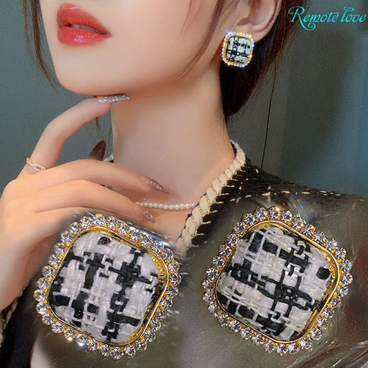 1 Pair Retro Lady Stud Earrings Quality Alloy Inlay Rhinestones Tetragonum Earrings Fashion Jewellery Best Birthday Gift E1154